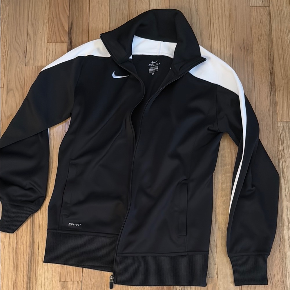 Nike women’s Black and White Jacket (L)